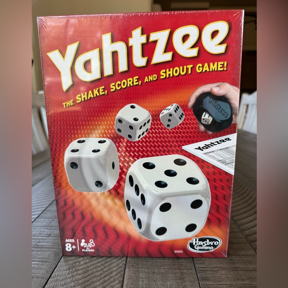 Hasbro Yahtzee Game with Black and White Dice (NEW)